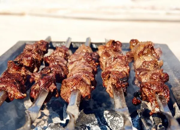brochettes de barbecue avec de la viande sur le brasier