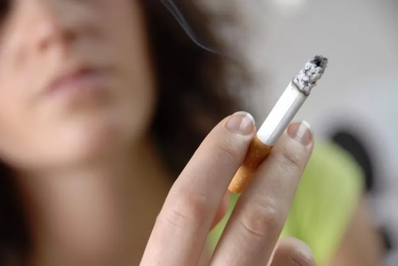 femme fumant une cigarette