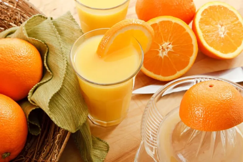 se lever et briller - il est temps de se réveiller à un petit-déjeuner sain avec du jus d'orange fraîchement pressé