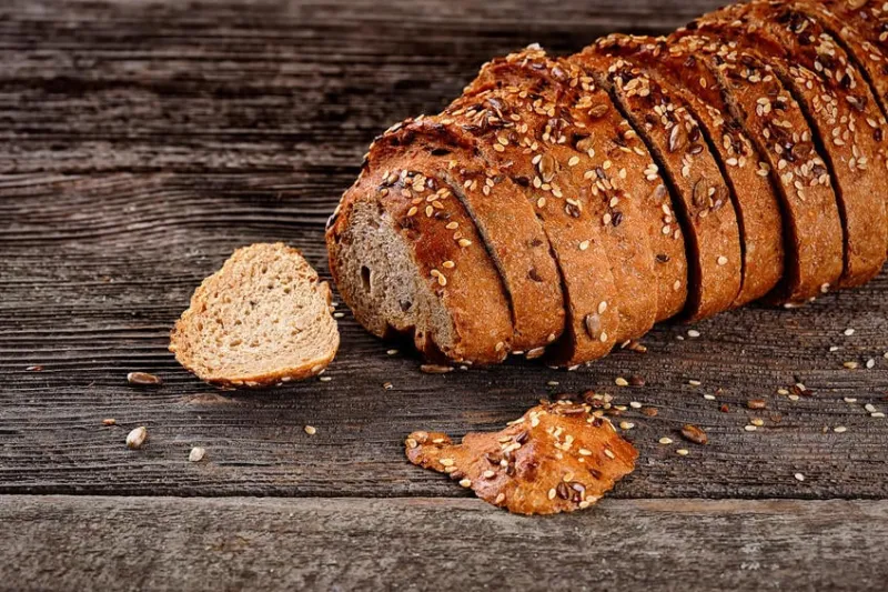 pain frais de grains entiers sur fond de bois