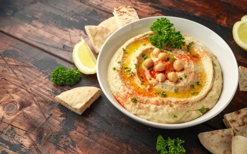 hummus with olive oil, paprika, lemon and pita bread