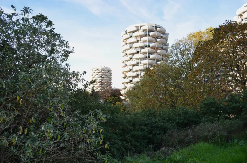 vue des immeubles les choux à créteil, construits par l'architecte gerard grandval à créteil entre 1969 et