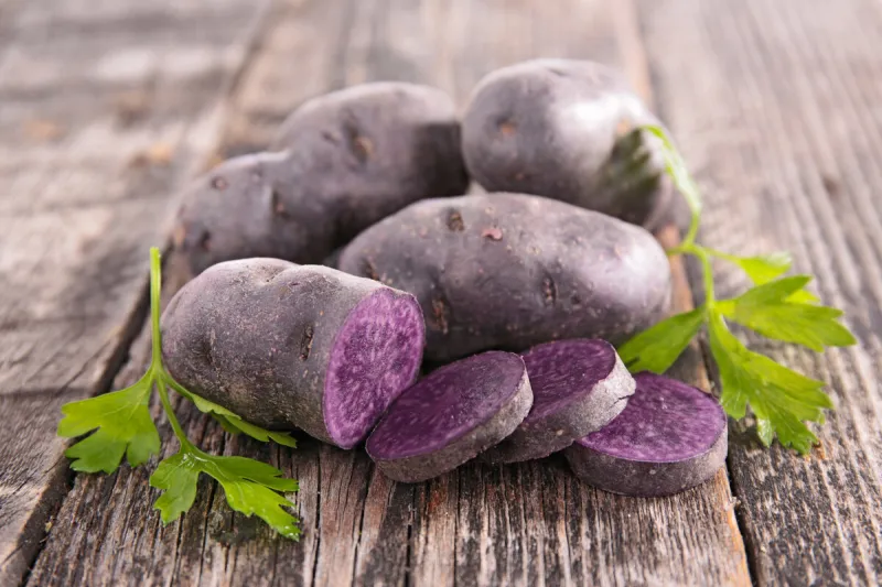 vitelotte, raw potato