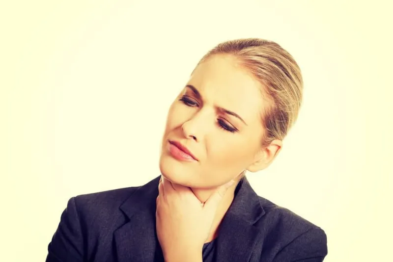 femme d'affaires avec une douleur terrible de la gorge