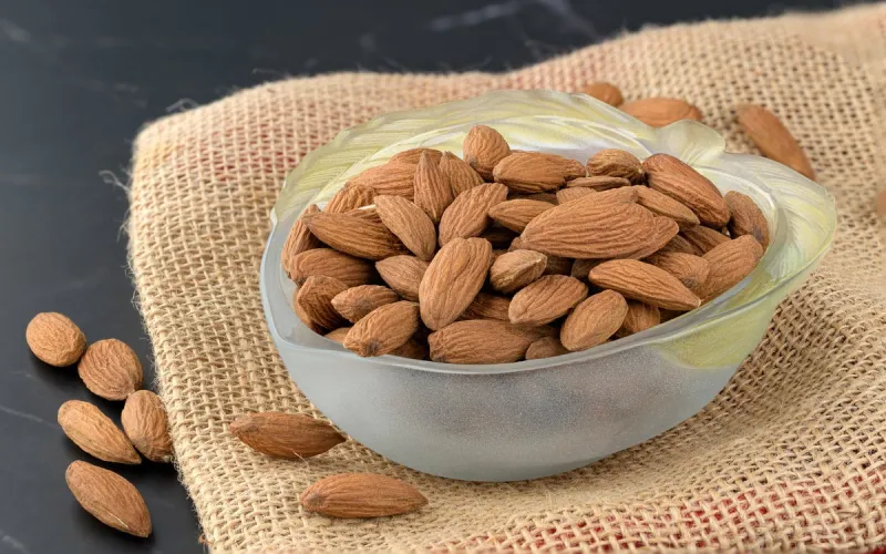 amandes décortiquées dans une coupelle en verre