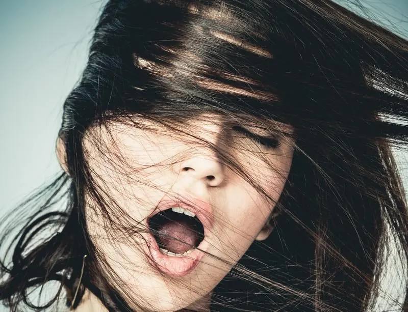 portrait d'une jeune femme crier en extase