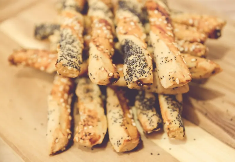 bâtonnets salés aux graines de sésame et de pavot, bâtonnets de pain ou bâtonnets de bretzel isolés