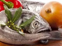 jeune merlu poisson en cours de préparation pour la cuisson avec une variété de légumes