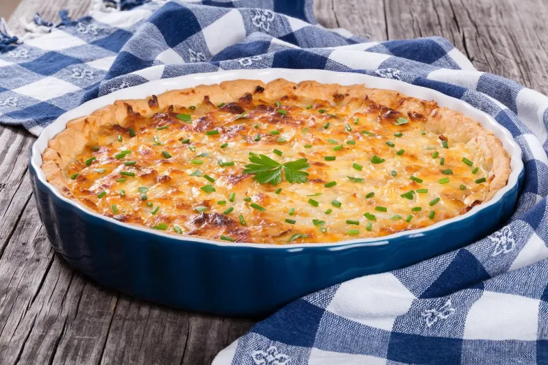 quiche aux oignons ou tarte dans un plat à gratin, recette traditionnelle, vue d'en haut