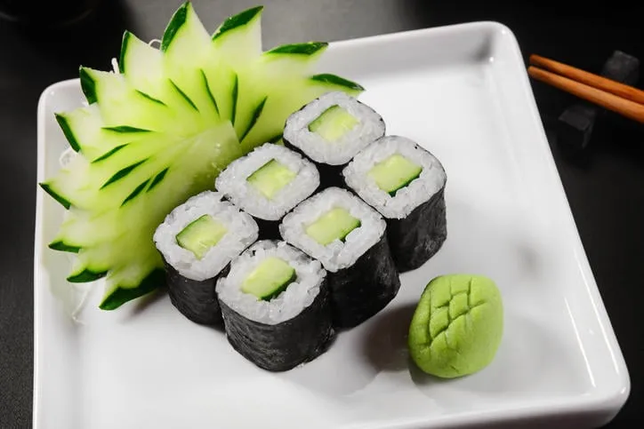 sushis de concombre hossomaki sur fond noir