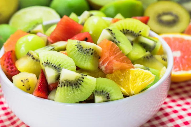 salade de fruits dans un bol blanc pour la santé
