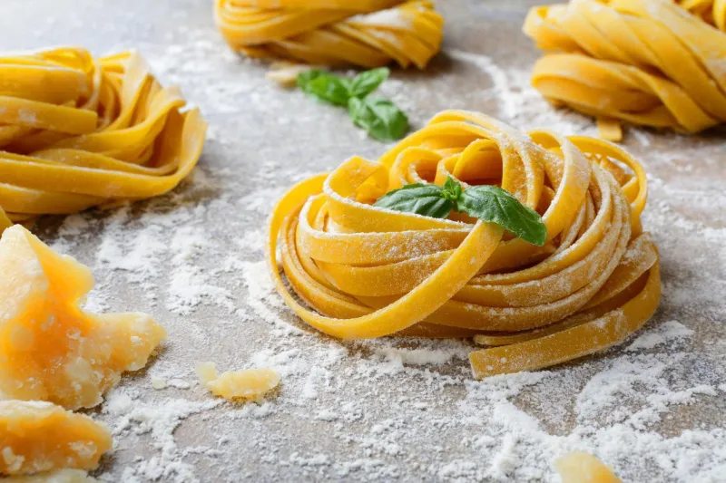 nid de pâtes tagliatelle maison gros plan