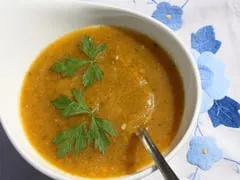 bol de soupe de légumes