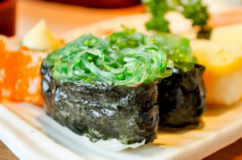 riz cuit à la vapeur enveloppé dans des algues