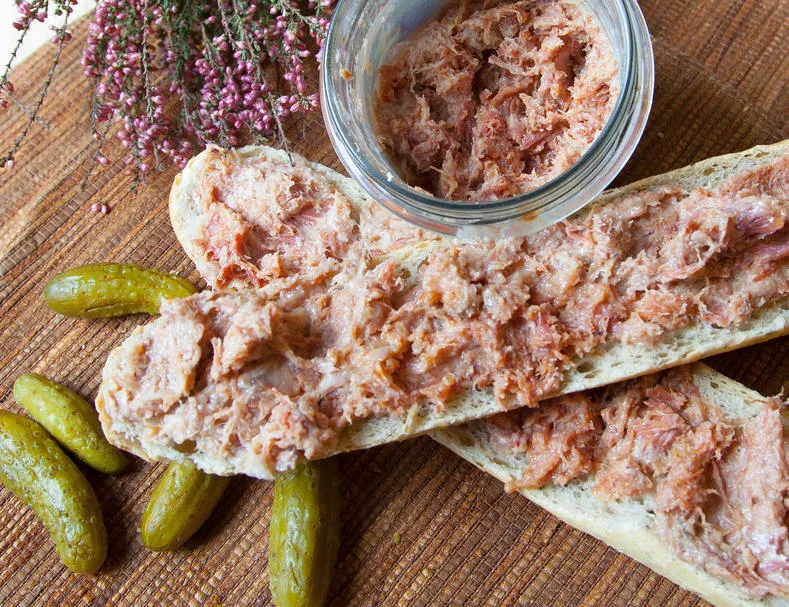 rillettes françaises sur une baguette