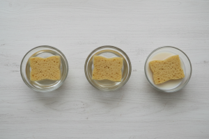 Composition en plan moyen (nature morte) prise en vue de dessus (flat lay) sur un comptoir de cuisin