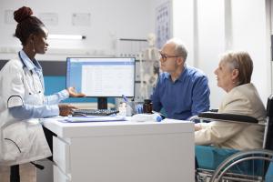 Consultation médicale accompagnée d'un proche