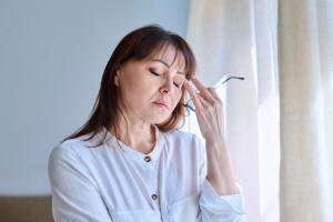 femme senior mal de tete