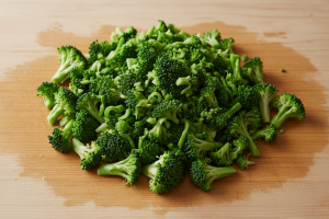 Un instant de calme et de préparation. Un plan large d'une planche à découper en bois d'érable clair