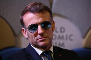 hémorragie œil Macron