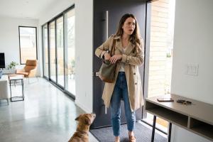  femme qui passe un porte chez elle 