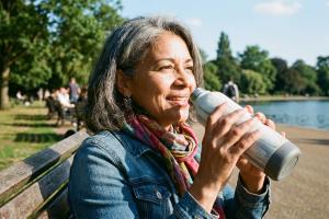 femme qui boit de l'eau à la bouteille