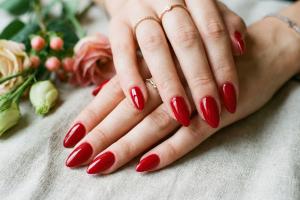 mains de femmes en gros plan parfaitement manucurées