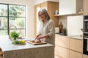 Femme en train de couper du poulet
