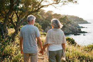 couple de seniors amoureux vus de dos