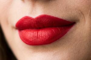 bouche parfaitement maquillée avec du rouge à lèvres rouge