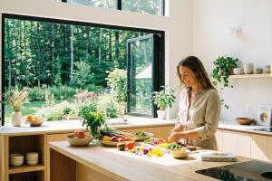 femme dans sa cuisine