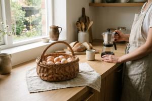 Panier d'oeufs dans une cuisine