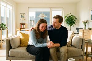 Deux personnes en train de discuter sur un canapé