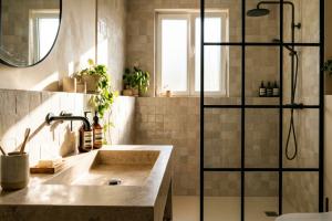 photo réaliste d'une salle de bain moderne et lumineuse avec des accessoires comme un pot à brosses 