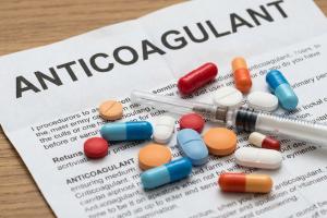 Photo de plusieurs pilules et gélules de couleurs différentes