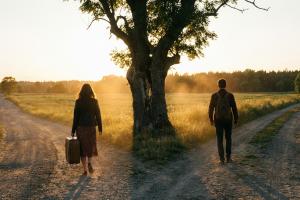 photo d'un couple qui prend deux chemins séparés