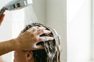 Femme qui se lave les cheveux