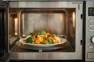 four micro-ondes en gros plan avec des légumes à l'intérieur

Modifications: ajouter le bas de l'ima