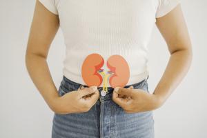 femme qui tient un dessin de reins