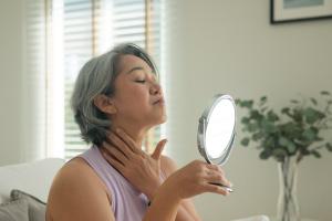 Personne inquiète qui se palpe le cou