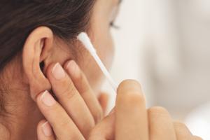 femme qui utilise un coton-tige