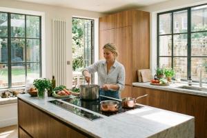 Femme en train de cuisiner