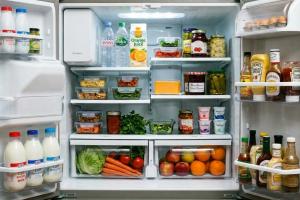 intérieur d'un réfrigérateur contenant des produits alimentaires courants

Modifications: Mettre des