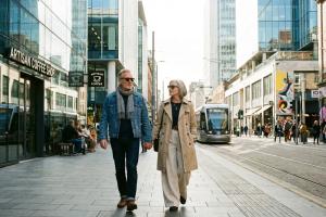 Couple en train de marcher dans la rue