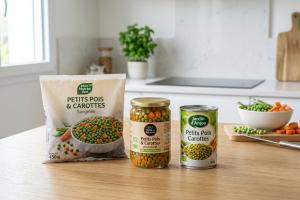sachet de petits pois-carottes surgelés et de boîte de conserves