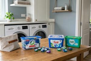 plusieurs capsules de lessives posées sur un table 