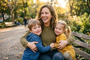 Femme avec ses enfants. 