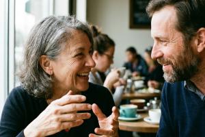  deux personnes qui discutent