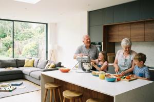 grands parents faisant des activités avec leurs petits-enfants
