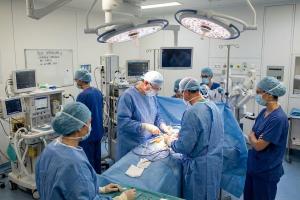 bloc opératoire pendant une opération dans un hôpital